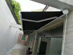 伸縮雨（yǔ）篷